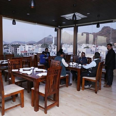 Hotel Pine Regency - Aravali'S Peak View à Udaipur Extérieur photo