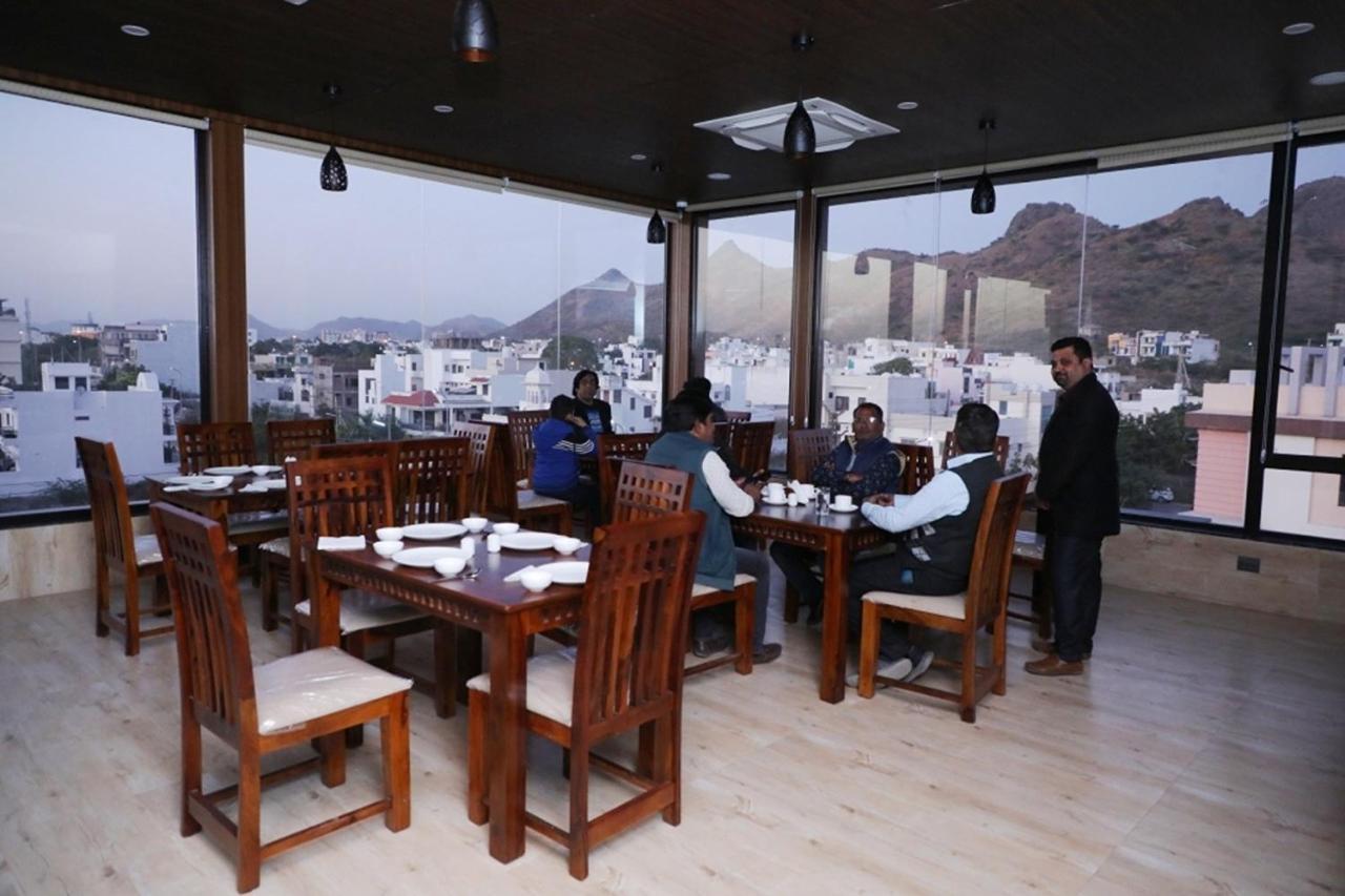 Hotel Pine Regency - Aravali'S Peak View à Udaipur Extérieur photo