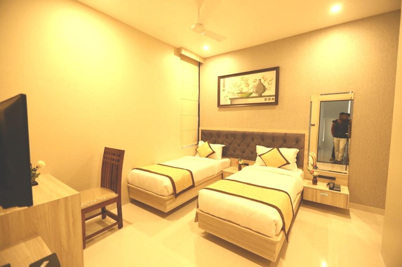 Hotel Pine Regency - Aravali'S Peak View à Udaipur Extérieur photo