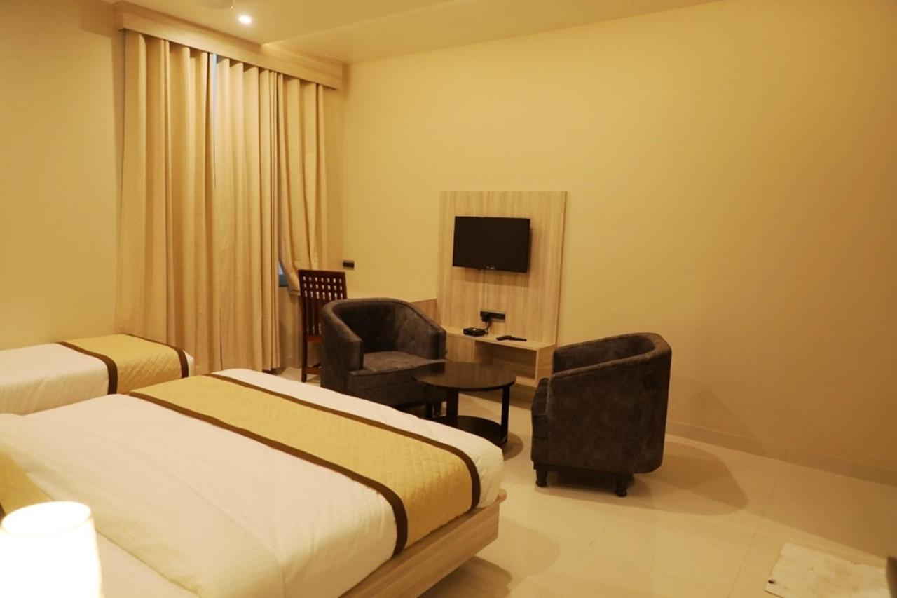Hotel Pine Regency - Aravali'S Peak View à Udaipur Extérieur photo