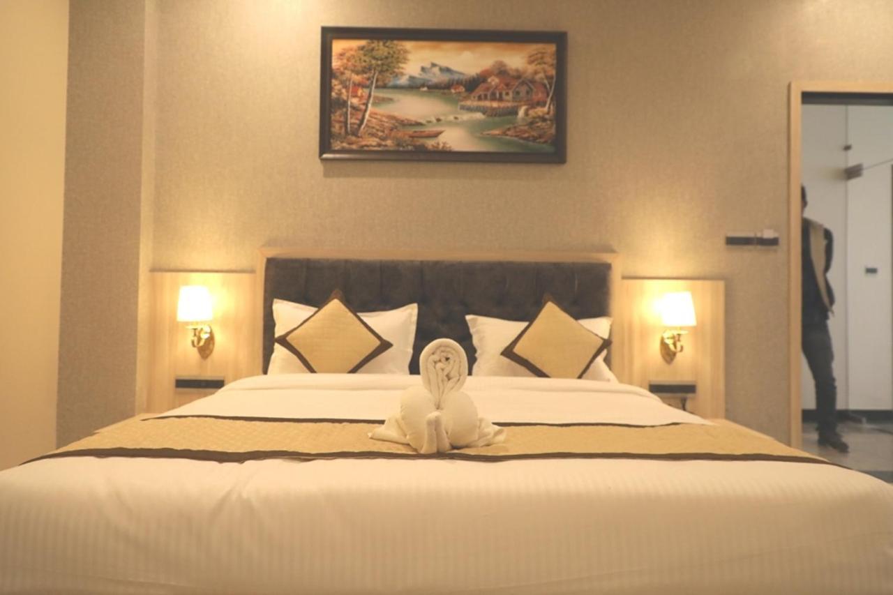 Hotel Pine Regency - Aravali'S Peak View à Udaipur Extérieur photo