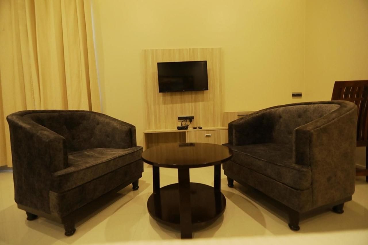 Hotel Pine Regency - Aravali'S Peak View à Udaipur Extérieur photo