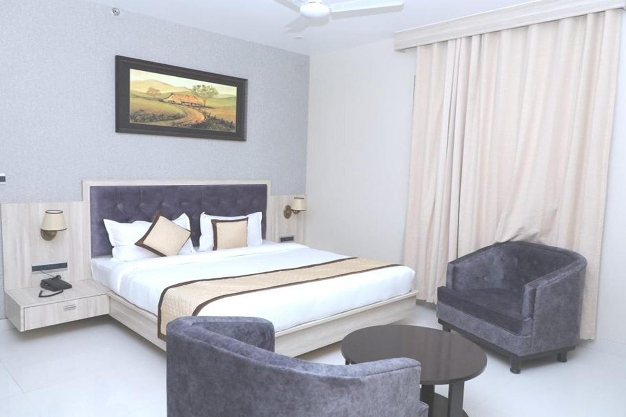 Hotel Pine Regency - Aravali'S Peak View à Udaipur Extérieur photo