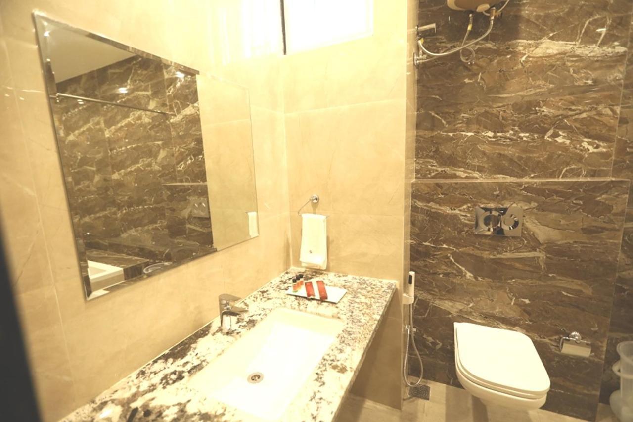 Hotel Pine Regency - Aravali'S Peak View à Udaipur Extérieur photo
