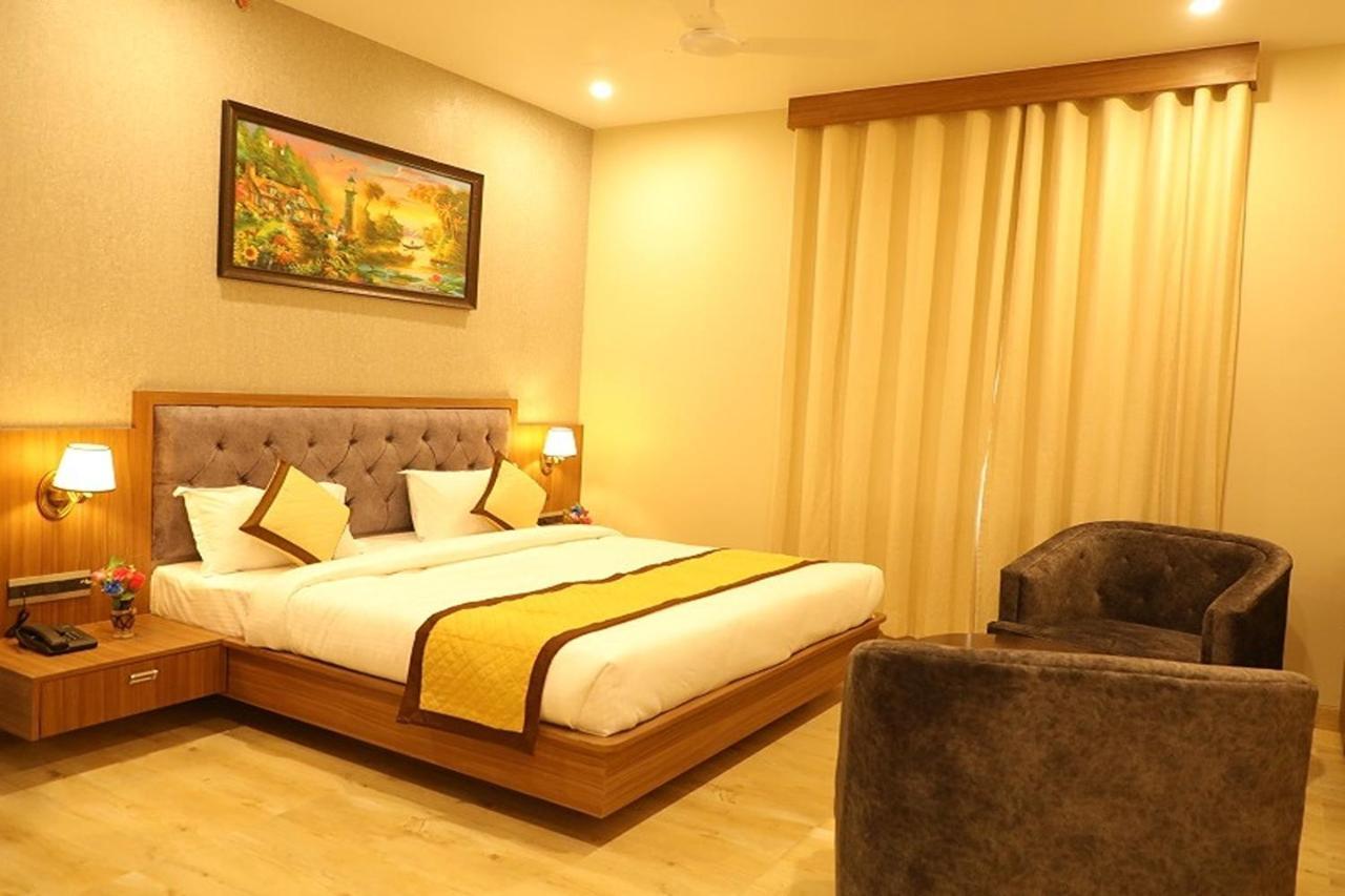 Hotel Pine Regency - Aravali'S Peak View à Udaipur Extérieur photo